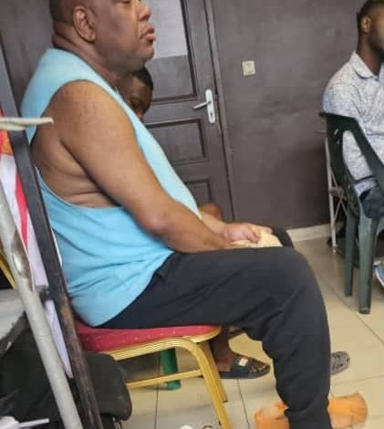 Wilfried Okoumba dans les locaux de la DGR après son interpellation.